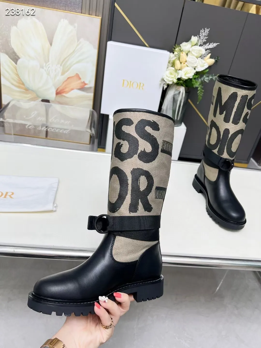 👟👟Ex-factory price 560👟👟 Dior color-blocking new boots for autumn and winter, the latest electric embroidery color-blocking letter logo for autumn and winter, round-toe high-top knight boots for women, Material: first-layer cowhide stitched with electric embroidery fabric, sheepskin lining for feet, original molded TPU outsole Size: 35-40 yards